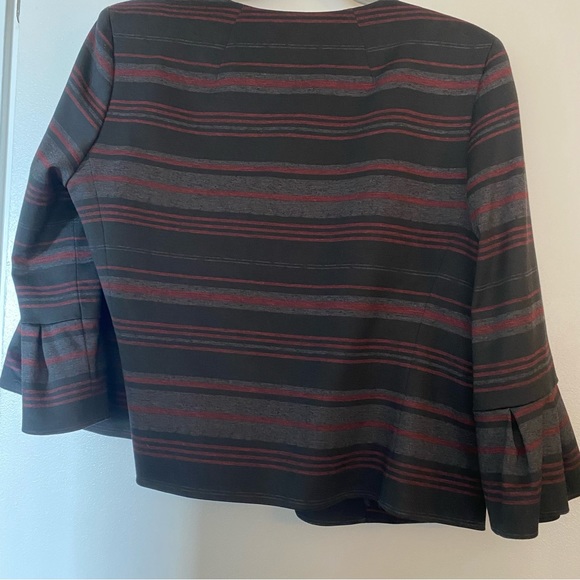 Slightly cropped Nine West blazer with stripes and flutter 3/4 sleeves. Size 6 - Picture 9 of 10